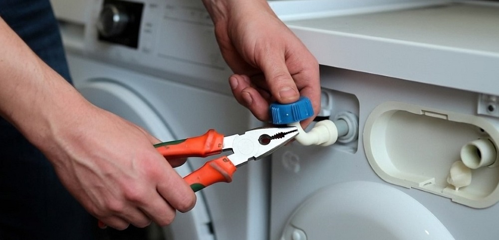 Почему течет вода снизу стиральной машины Почему течет вода снизу стиральной машины