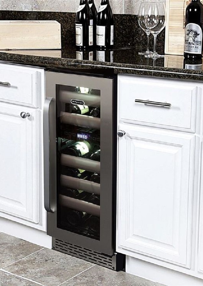маленький винный холодильник в кухонном гарнитуре