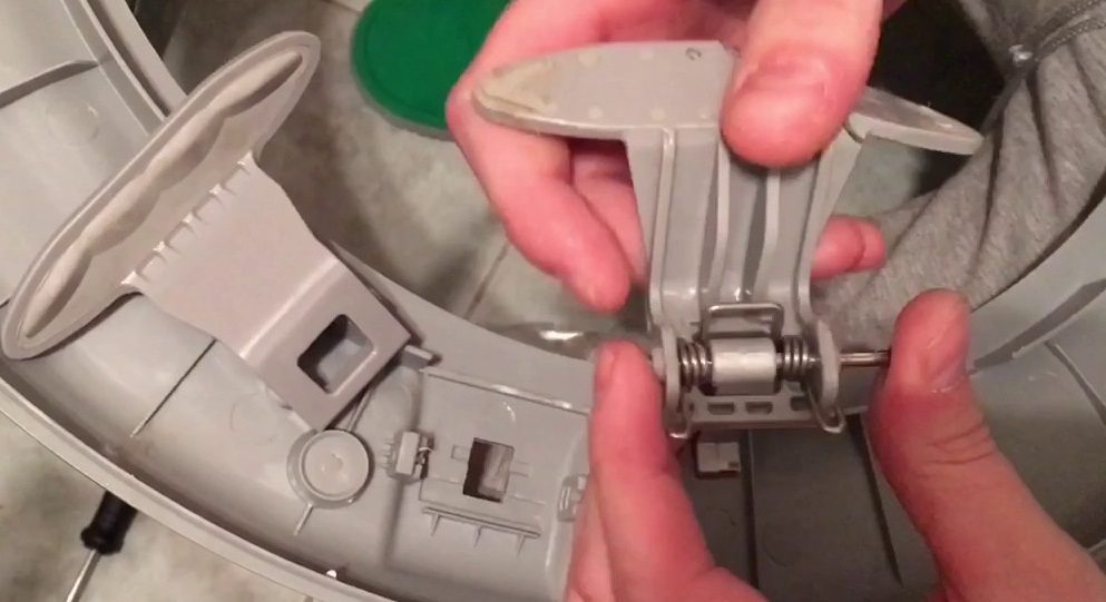 Как открыть заблокированную дверь стиральной машины Как открыть заблокированную дверь стиральной машины