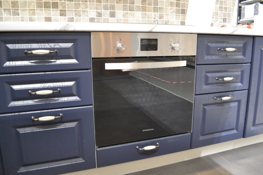 Общий вид встраиваемого духового шкафа Maunfeld в кухонном гарнитуре Общий вид встраиваемого духового шкафа Maunfeld в кухонном гарнитуре