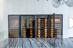 Монотемпературный винный шкаф EuroCave V-ROYALE-L V-10002-L фото 3 в Челябинске