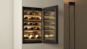 Встраиваемый винный шкаф Фауцуг WineCooler V4000 90 WC4T-51102 R черное стекло фото 2 в Челябинске Встраиваемый винный шкаф V-ZUG WineCooler V4000 90 WC4T-51102 R черное стекло фото 2 в Челябинске