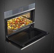 Компактный духовой шкаф с пароваркой Smeg SF4104WVCPS фото 3 в Челябинске