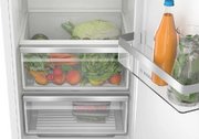 Встраиваемый однокамерный холодильник Bosch KIR81VFE0 фото 3 в Челябинске