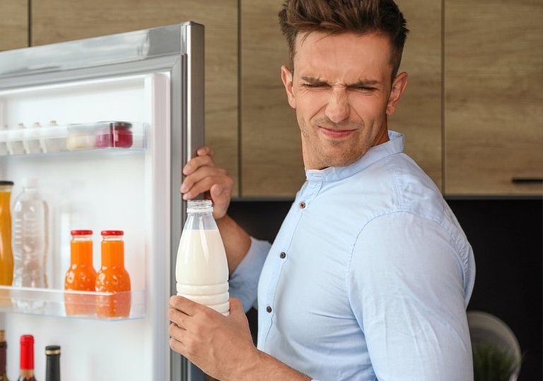 Чем помыть холодильник от неприятного запаха