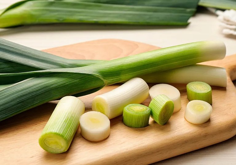 Можно ли, как и сколько хранить лук порей в холодильнике