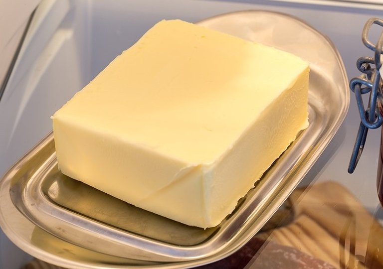 Можно ли, как и сколько хранить сливочное масло в холодильнике