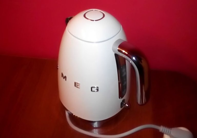 Обзор чайника Smeg KLF03CREU