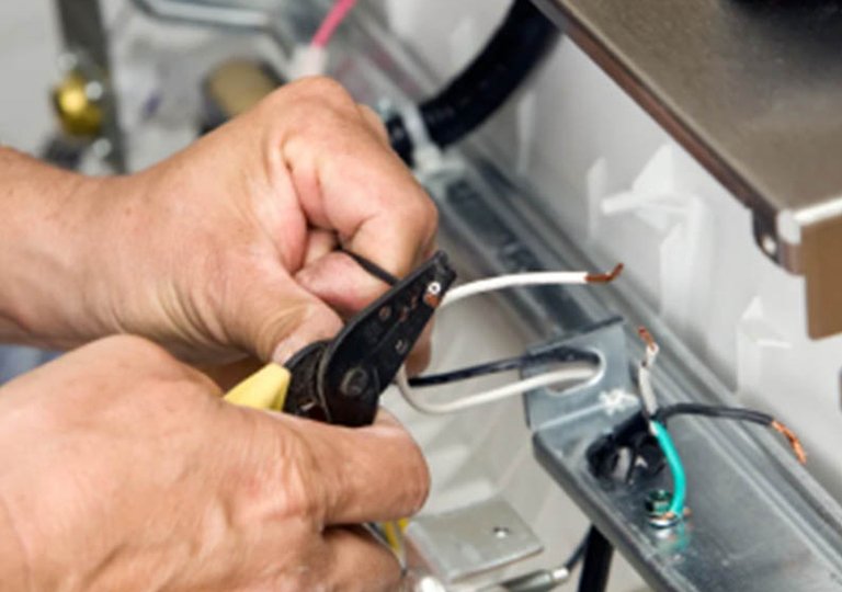 Стиральная машина бьет током