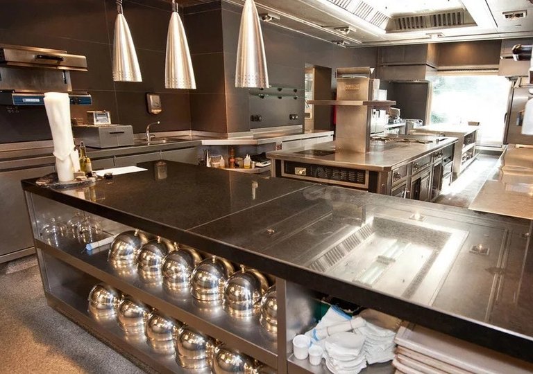 Посудомоечная машина для бизнеса: фронтальный тип или купольный?