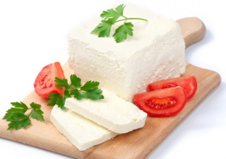 Можно ли, как и сколько хранить брынзу в холодильнике?