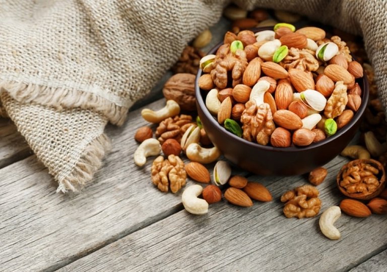 Можно ли, как и сколько хранить миндаль в холодильнике?